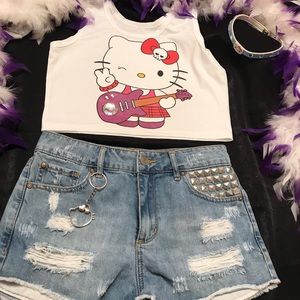 Adorable 🍭hello kitty crop top 💗shorts 💗and chocker set 🌈